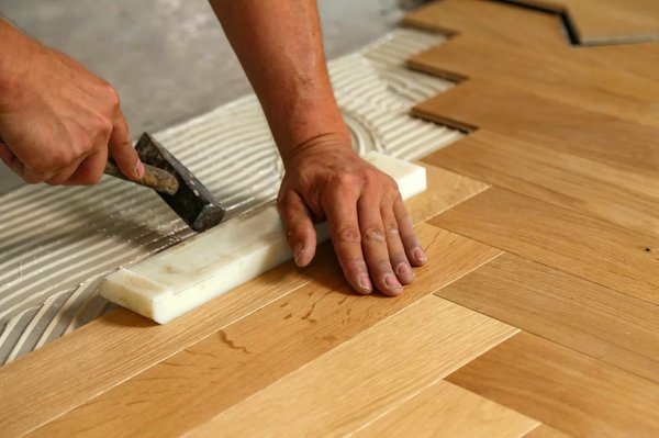 La pose de parquet massif cloué sur solives
